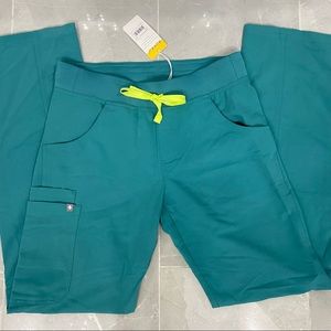 BNWT Figs Scrub Pants **Kade Cargo Scrub in Size Small/Tall